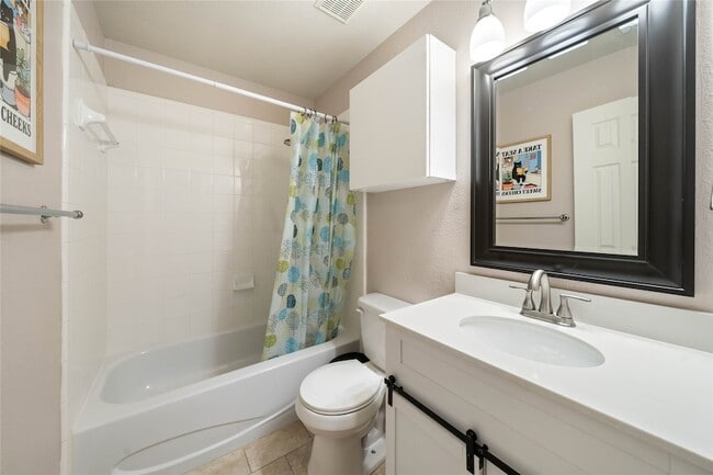 Building Photo - 9333 Fairmont Dr