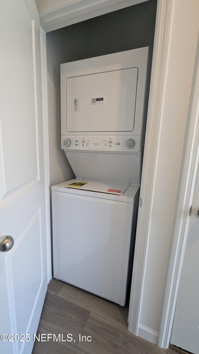 Building Photo - 542 Holly Lks Dr