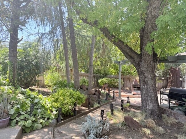 Building Photo - Furnished 3 Bedroom Downtown Home On Corne...