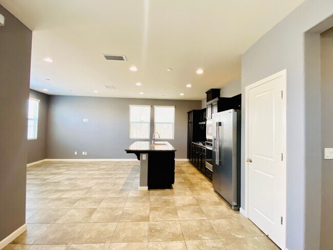 Building Photo - $2,395 Belmont & Fowler, 3 Bedroom - N Eli...