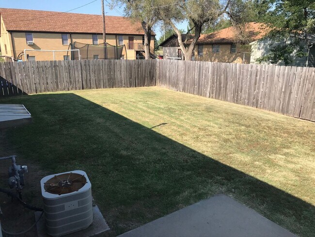 Building Photo - 4 Bedroom, 3 Bathroom House with Attached Double Car Garage