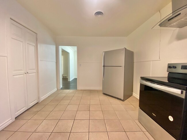 Building Photo - 4 bed 2 bath now available in Tech Terrace