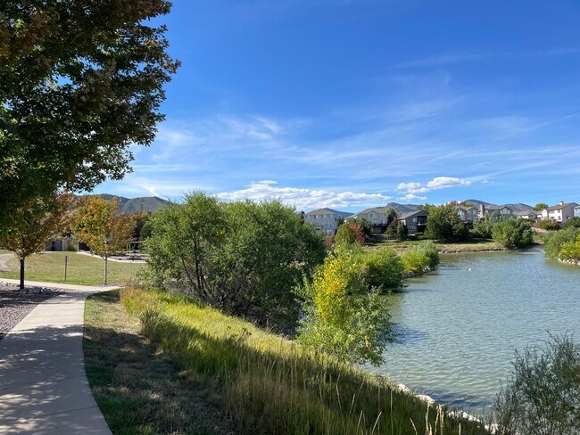 Building Photo - Beautifully Remodeled 3 Bed/2 Bathroom Hom...