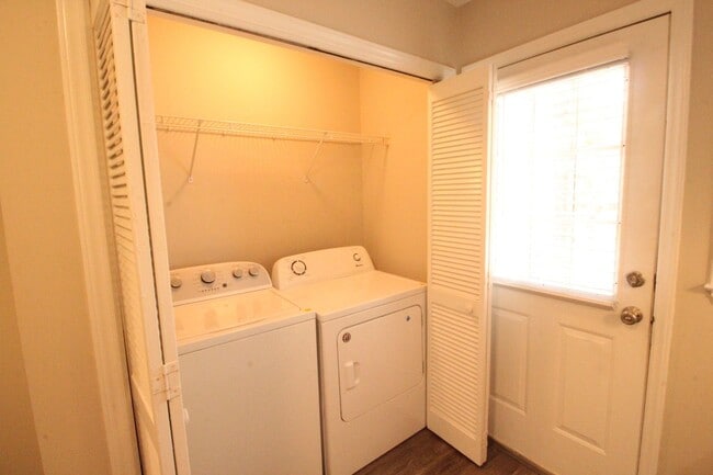 Building Photo - Adorable 2 Bedroom, 1 Bath in East Raleigh near Cary Crossroads - Pet Friendly!
