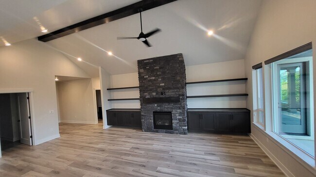 Building Photo - 4 BR/2.5 BA Single-Level home at Trailside