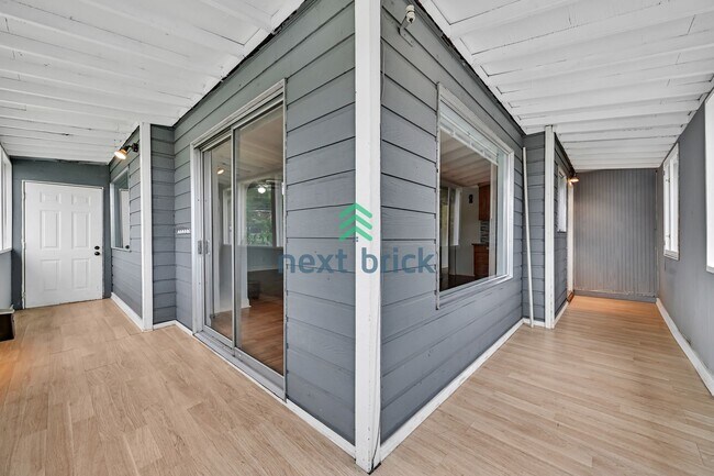 Building Photo - 4 BED & 2 BATH DUPLEX FOR RENT