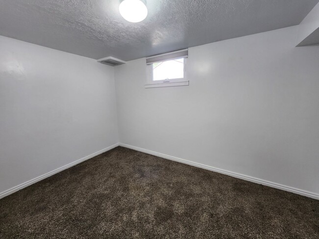 Building Photo - A Rental Home With MAD Curb Appeal!? YUP! 4 bd 2 bath Sugarhouse