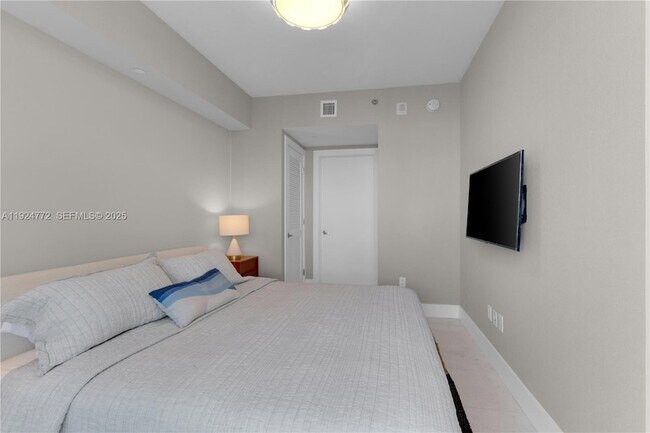 Building Photo - 2711 S Ocean Dr