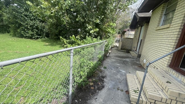 Building Photo - 5693 Atlee Ave