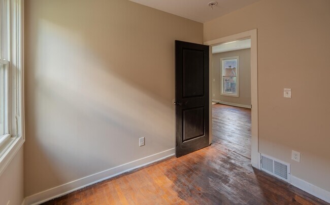 Building Photo - 908 W Hadley St