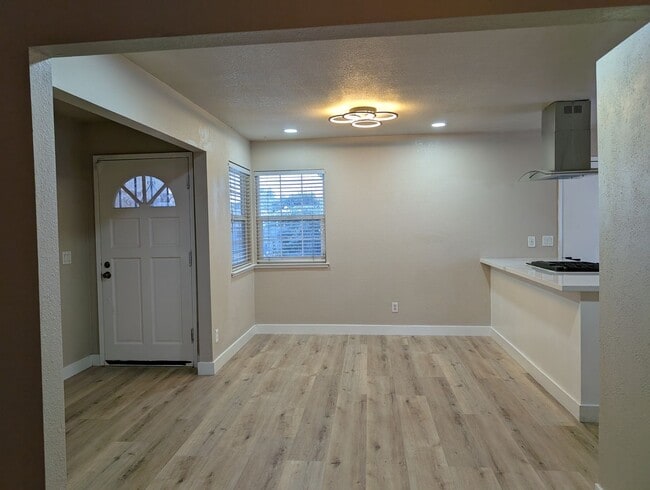 Building Photo - Nice 3 bedroom 2 bathroom Clovis home with modern updates, a nice floor plan and solar. Clovis co...