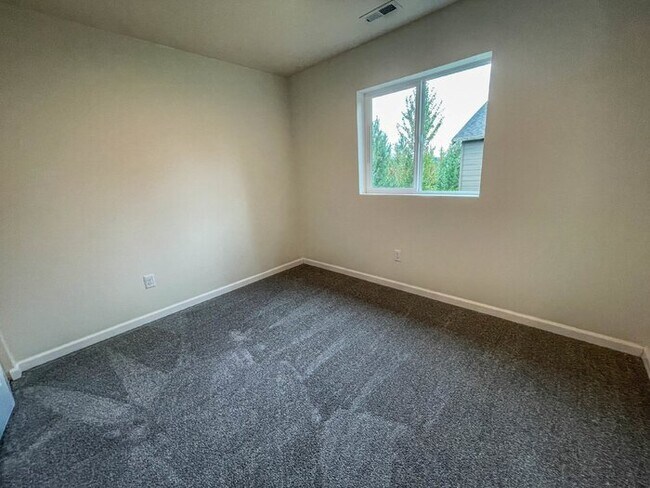 Building Photo - 3 Bed 2.5 Bath 2 Car Garage 1493sf Low maintenance yards. Prime Location.