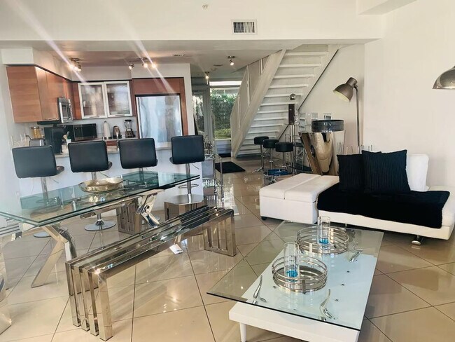 Building Photo - 139 NE 32nd St