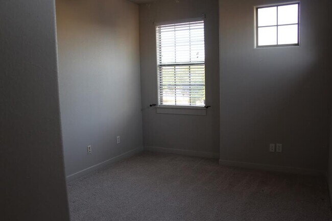 Building Photo - 12800 Venice Ln