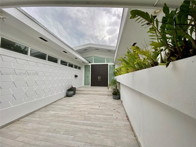 Building Photo - 265 N Shore Dr