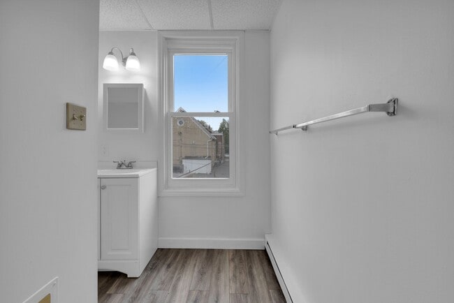 Building Photo - Spacious 5-Bed Renovated Home with Modern ...