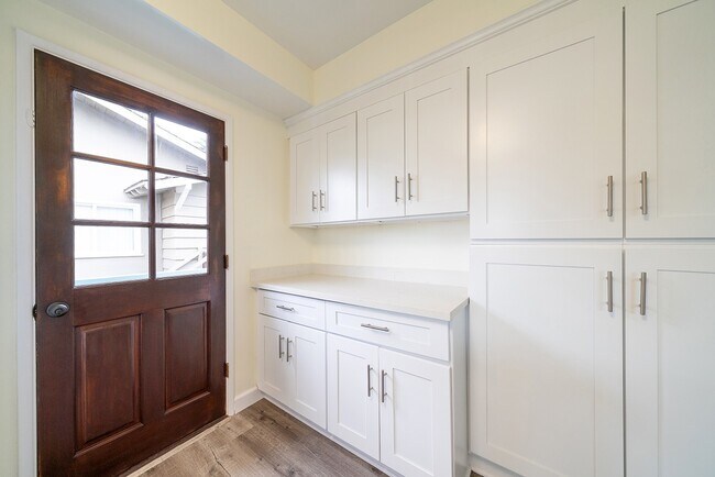 Building Photo - Valmonte 5 bedroom Beauty