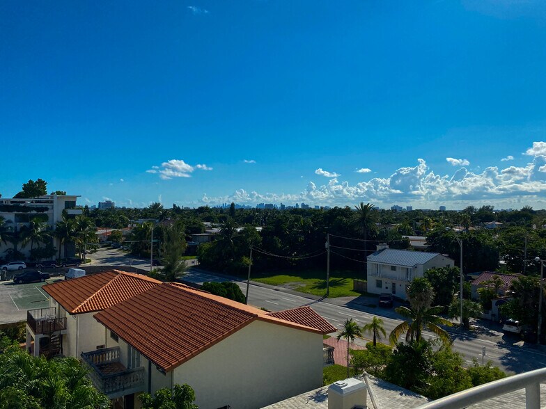 Building Photo - 9156 Collins Ave
