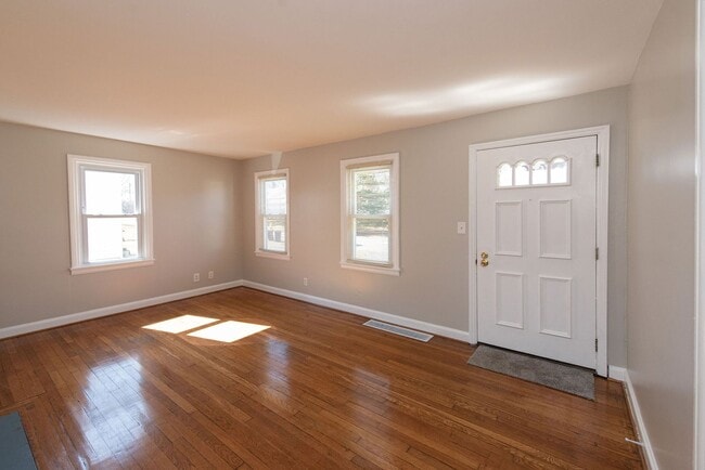 Building Photo - ANDERSON TWP- Cozy and clean 3 bed 2 bath ...