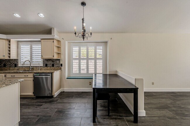 Building Photo - 4 bed, 2 bath home in Peoria