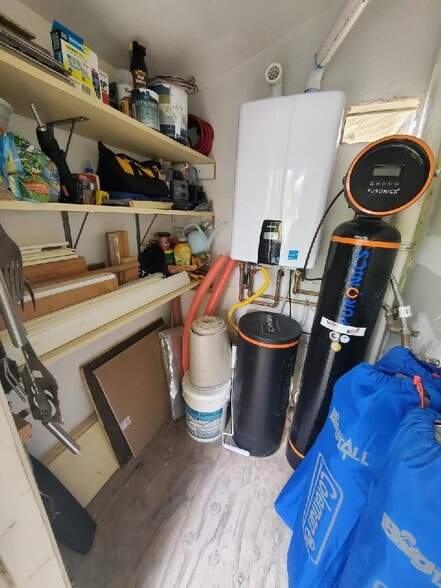 Balcony storage shed, w/occupants - 3400 Santa Maria Way
