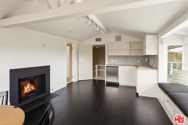 Building Photo - 500 Amalfi Dr