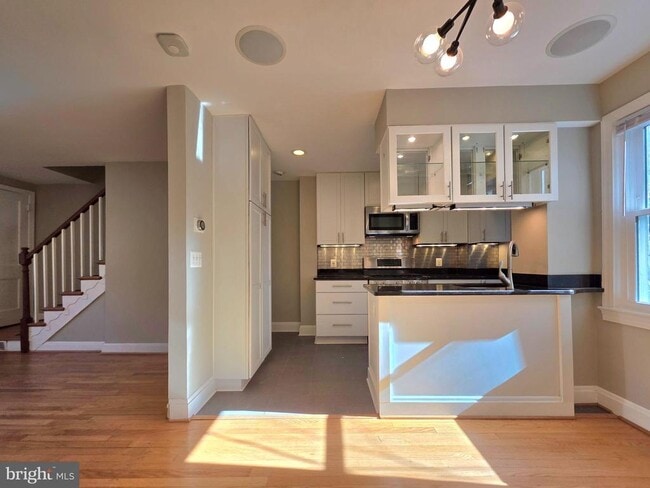 Building Photo - 527 E Nelson Ave