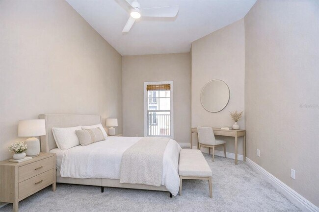 Building Photo - 2410 W Azeele St