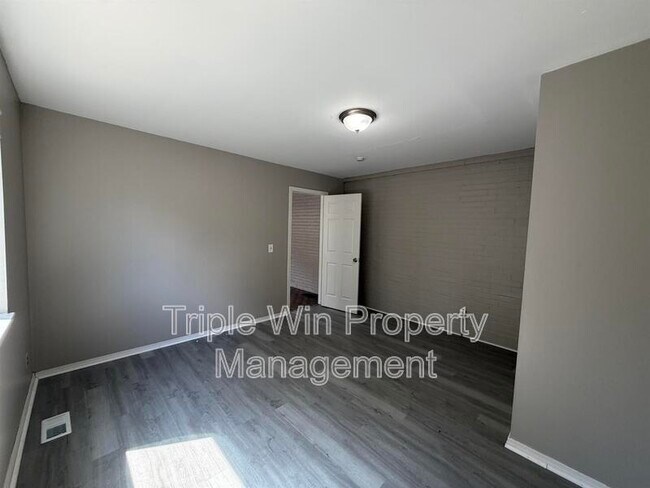 Building Photo - 8126 Albin Ave