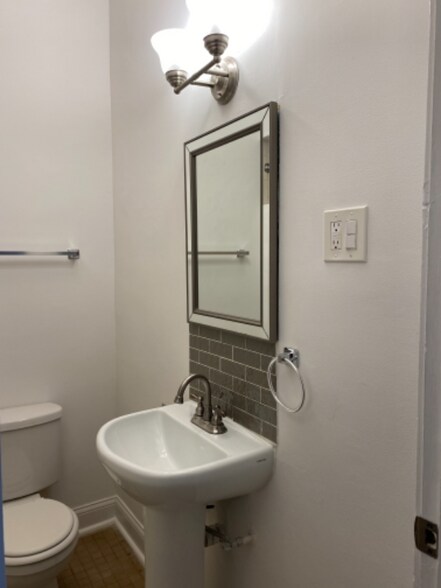 Building Photo - 2325 S Leavitt St