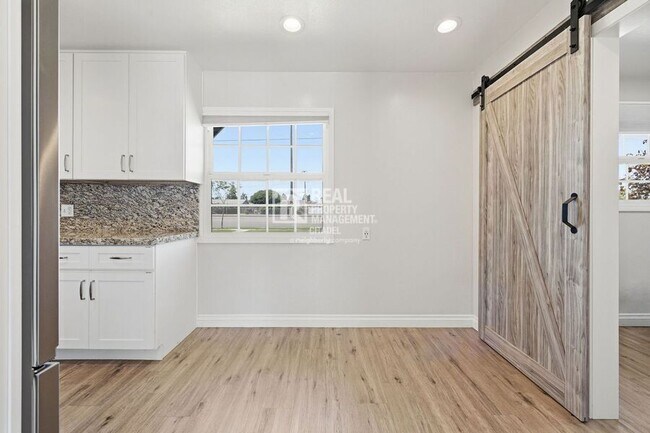 Building Photo - 5082 Edinger Ave