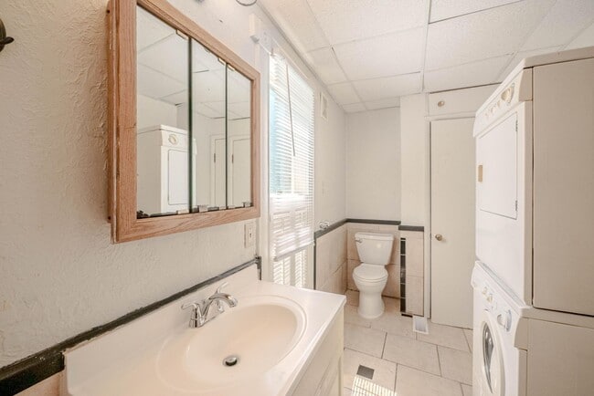 Building Photo - 819 Oakland Dr