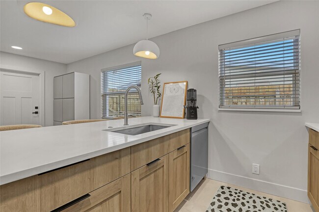 Building Photo - 414 W Mango St