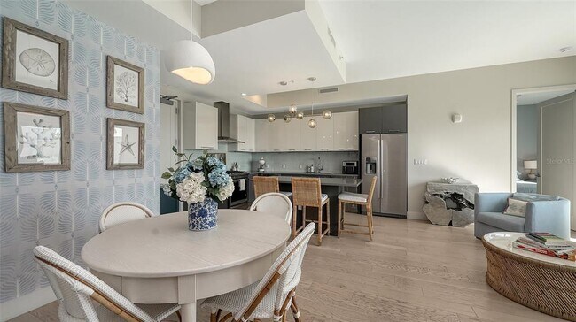 Building Photo - 635 S Orange Ave