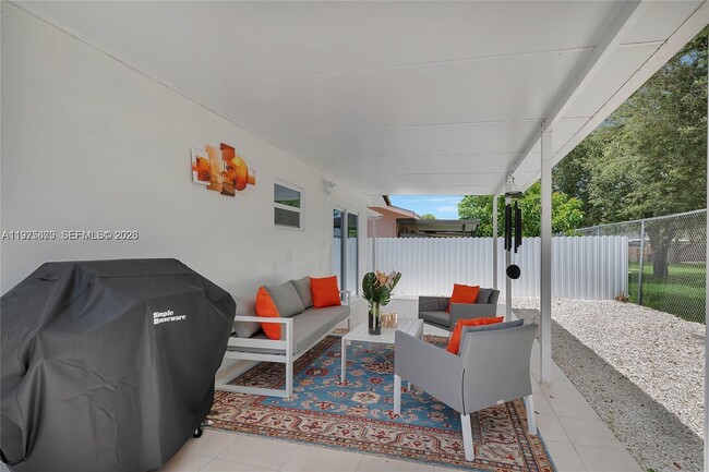 Building Photo - 895 W 39th Pl