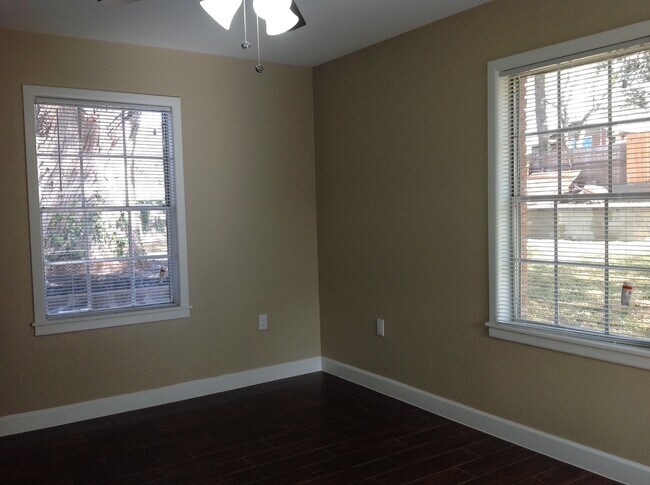 Building Photo - Gorgeous Remodel - North Austin Home!