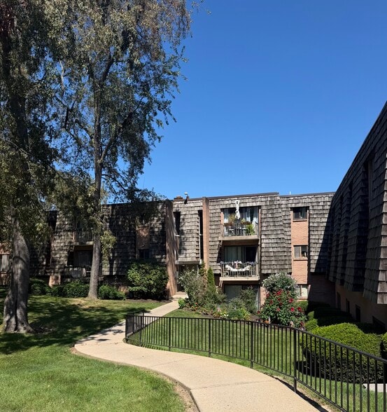 Building Photo - 1325 Forest Green Dr