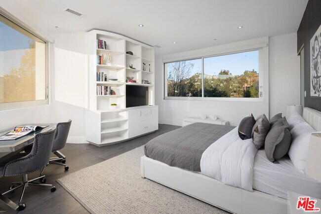 Building Photo - 2666 Hutton Dr