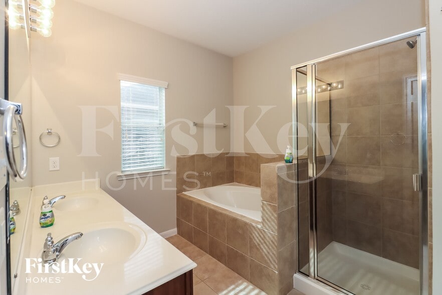 Building Photo - 16342 River Wood Ct