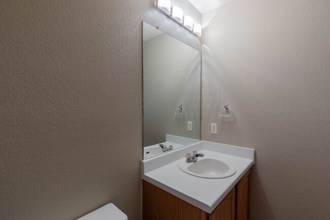 Building Photo - Charming 3BR/2.5BA Home with Spacious Back...