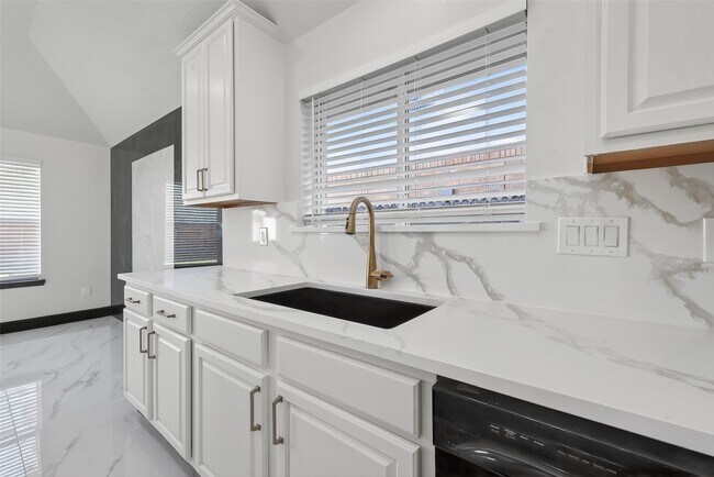 Building Photo - 10703 White Bridge Ln