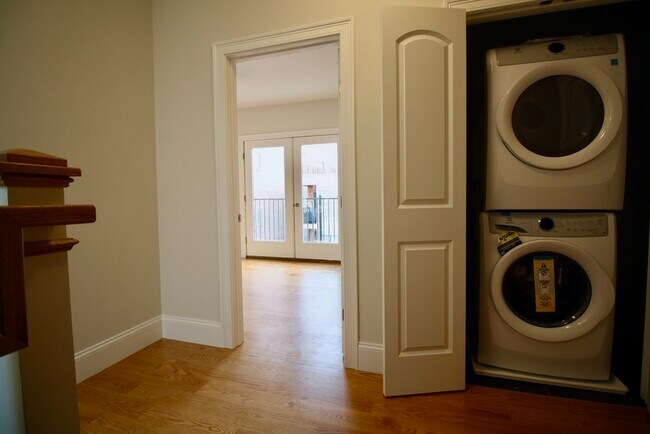 Building Photo - 270 Athens St