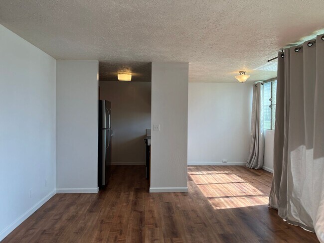 Building Photo - Nahoa Apartments - 2 bedrooms, 1 bath unit w/ 1 parking stall - Avail now!