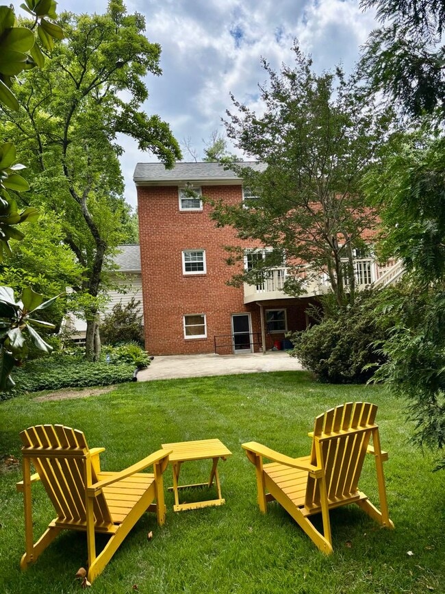 Building Photo - Beautiful Colonial In the Fernwood subdivision in Bethesda