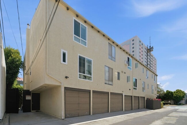 Building Photo - Renovated Coastal Townhome in Prime Santa Monica