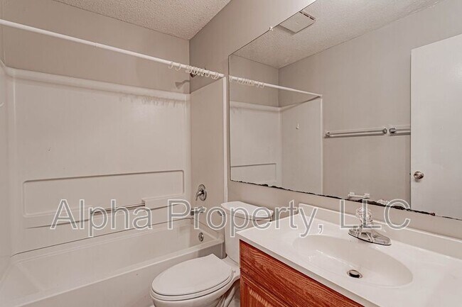 Building Photo - 220 Elm St