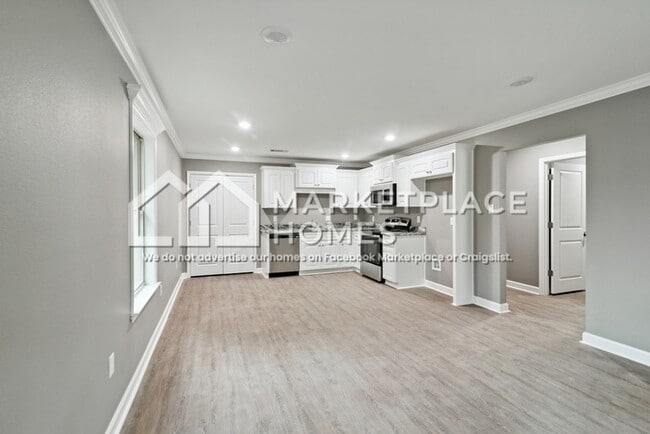 Building Photo - 823 W 20th St