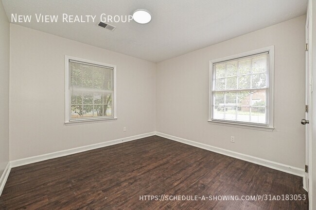 Building Photo - 8439 Country Oaks Rd