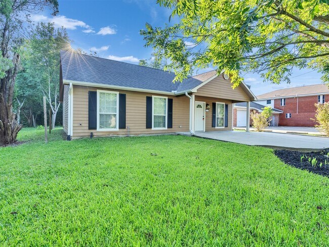 Building Photo - 326 S Bell Dr