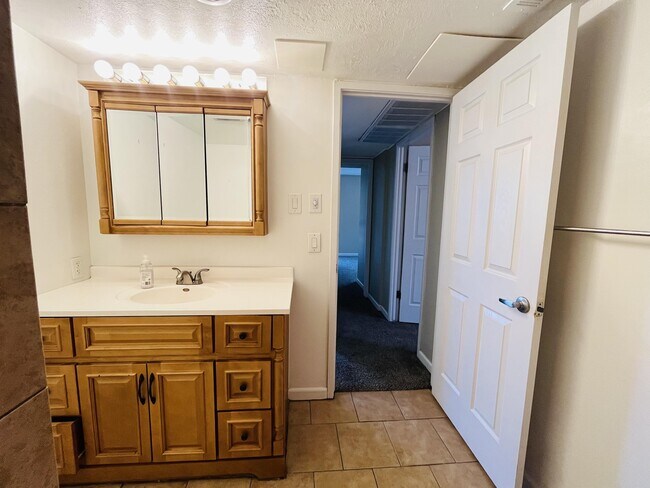 Building Photo - 710 E 200 S